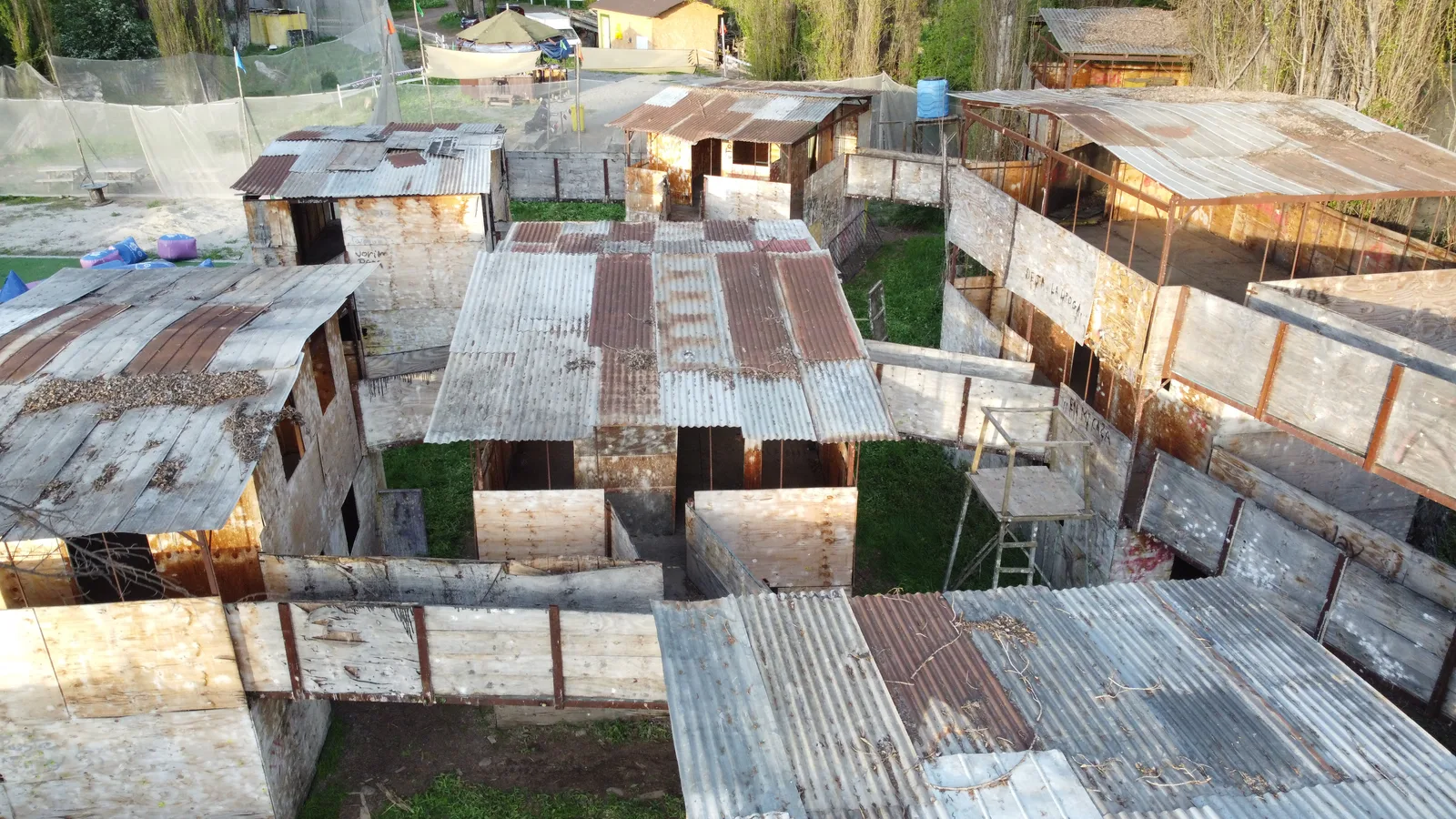 Vista panorámica de las estructuras y pasillos de la Cancha Urbana